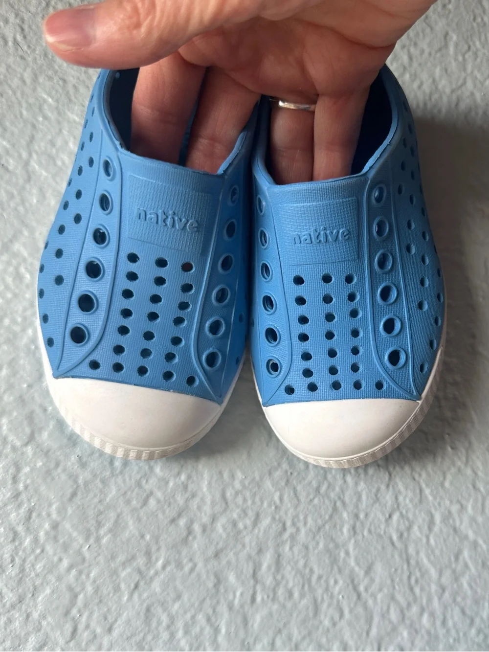 NATIVE Jefferson Sneakers Toddler Kids size C6 sky blue white EUC